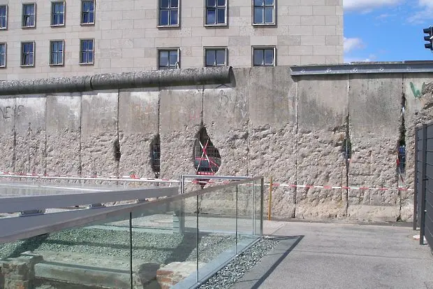 На 13-ти август започва изграждането на Берлинската стена/снимки/