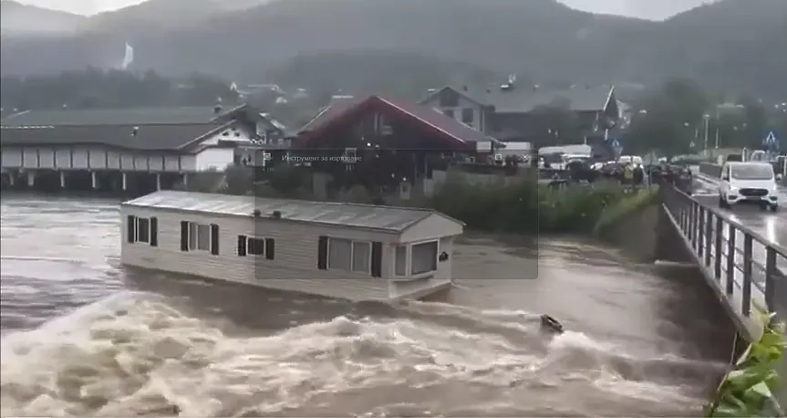 Мобилни къщи се разбиха в мост заради наводнения в Норвегия (видео)