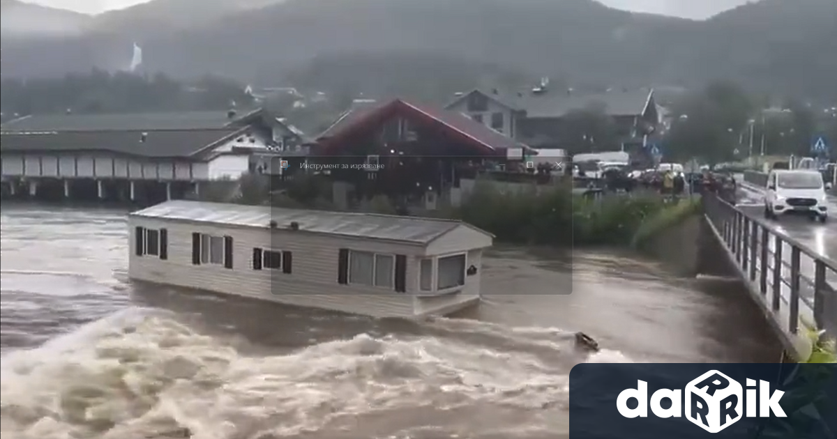 При наводненияв Норвегия мобилни къщи се разбиха в мост на