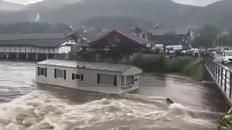 Мобилни къщи се разбиха в мост заради наводнения в Норвегия (видео)