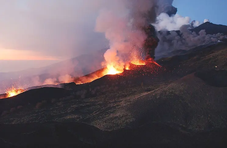 Затвориха летището в Катания заради изригването на вулкана Етна