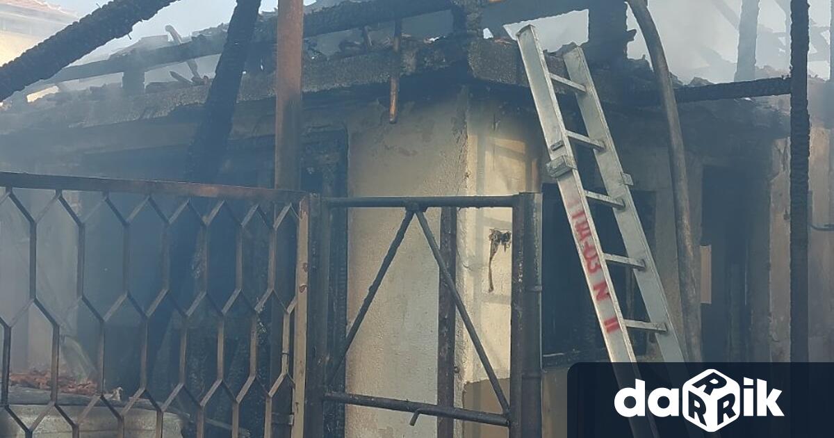 Пожарникари спасиха дома на семейство от пловдивското село Рогош Огънят е