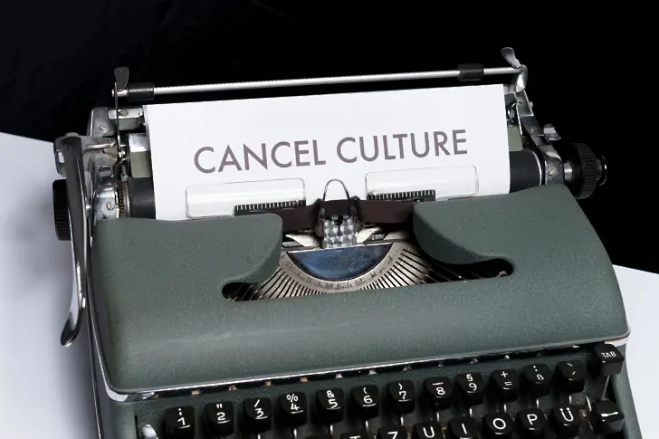 „Вековно публично засрамване“: Какво е Cancel културата, на която Тото твърди, че е жертва