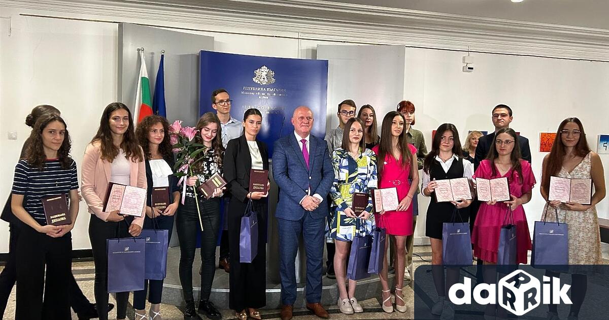 Петима пълни отличници от Пловдив получиха почетното отличие Национална диплома