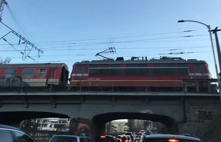 Неизгасен фас подпали пътнически вагон на бърз влак София – Варна