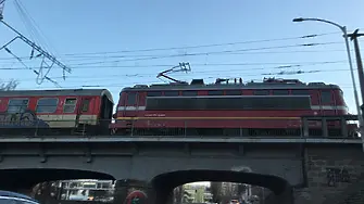 Неизгасен фас подпали пътнически вагон на бърз влак София – Варна