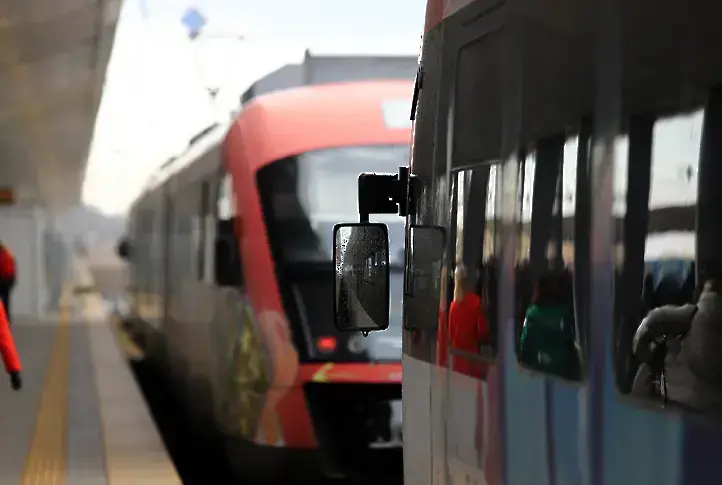 Авария спря влака Варна - София край Своге
