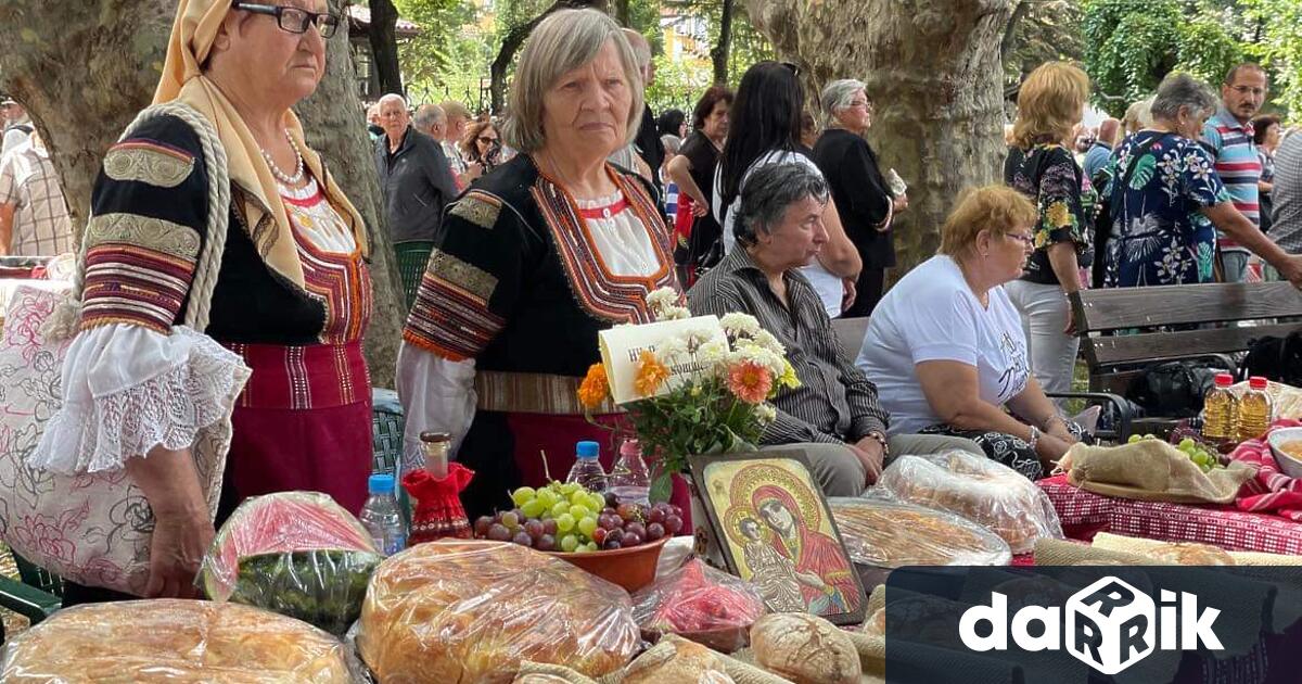 За поредна година местни читалища подредиха обредни пити и хлябове
