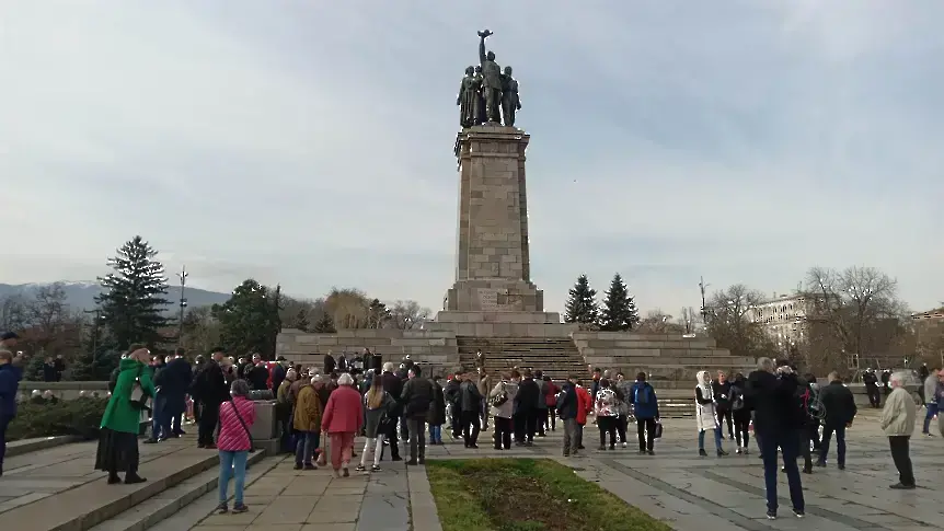 Четирима задържани за нападението над Паметника на Съветската армия