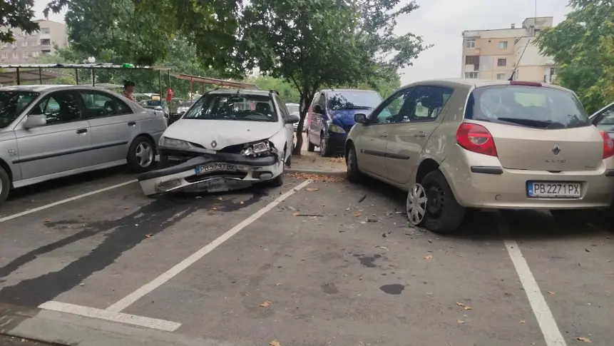 Издирват шофьор, блъснал 7 коли в Пловдив
