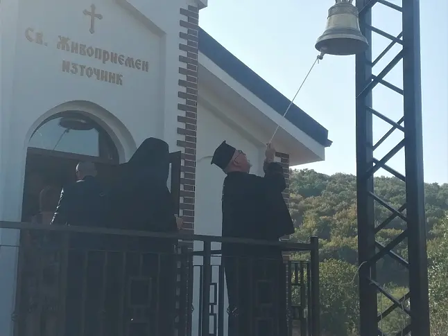 Ангелогласна камбана озари Драганово: Осветиха храм „Св. Живоприемен източник“ 