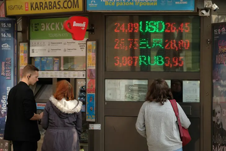 В Русия няма паника, но евтината рубла ще се отрази на руснаците