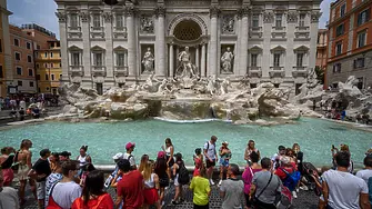 Туристка влезе във фонтана ди Треви, за да си напълни бутилка с вода (видео)