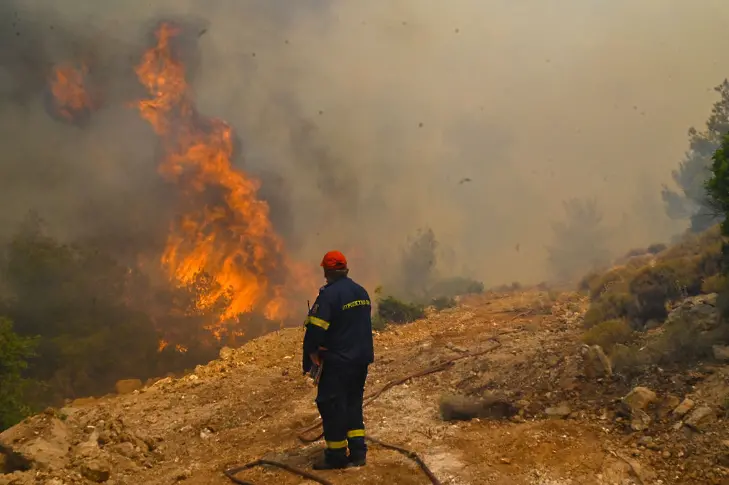Бедствено положение и 12 евакуирани села заради пожара край Александруполис