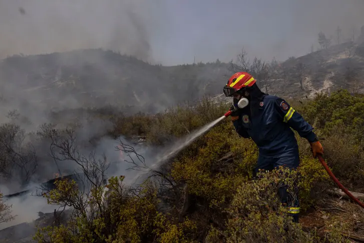 Горският пожар на остров Тенерифе продължава да е извън контрол