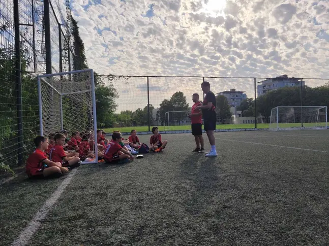 Легендата на “Астън Вила” Джон Грегъри зарадва децата от школата на Локомотив (Русе)