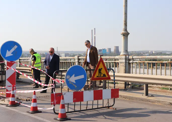 Спешно ремонтират Дунав мост