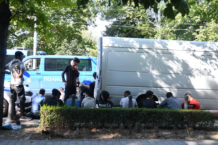 Бус с нелегални мигранти хванаха в центъра на София - повечето с ниско кръвно и дехидратирани
