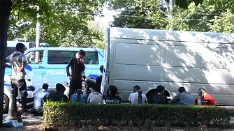 Бус с нелегални мигранти хванаха в центъра на София - повечето с ниско кръвно и дехидратирани