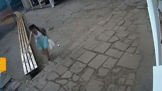 Задържаха жена в София при втори опит да полее детски кът с урина 