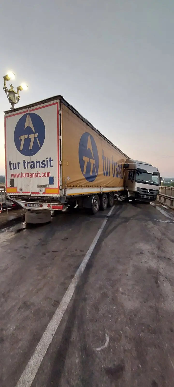Изтеглят ТИР-а, катастрофирал на Дунав мост 