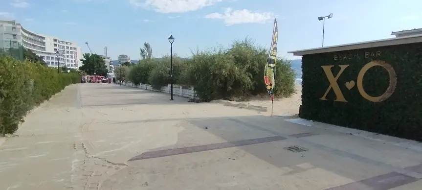 „Слънчев бряг“ АД отстрани натрупания пясък на крайбрежна алея в курорта