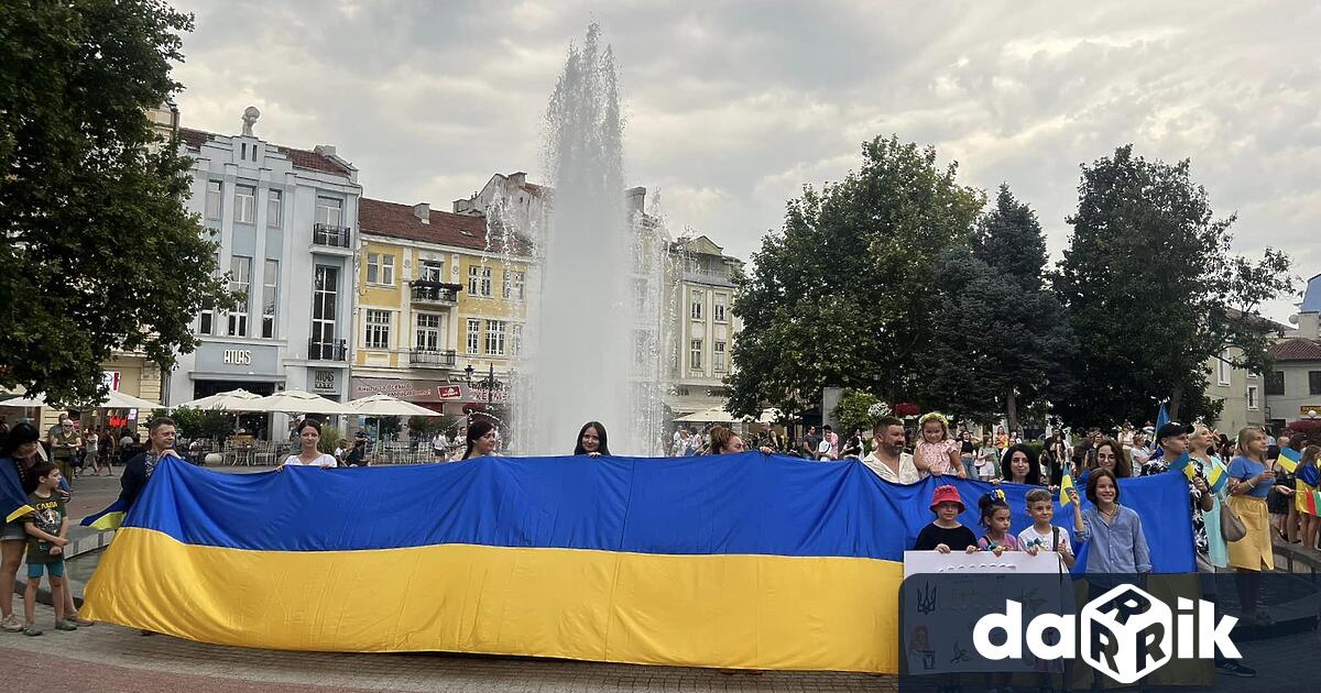 Десетки украинци в Пловдив се включиха в мирнотопротестно шествие под