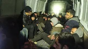 Задържаха 30 нелегални мигранти в бус на входа на София