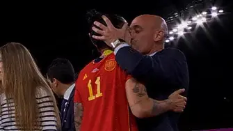 Президентът на RFEF целуна футболистка на Испания и предизвика скандал (видео)
