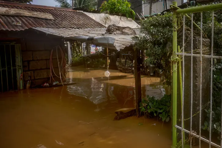Нов тайфун причини наводнения във Филипините (видео)