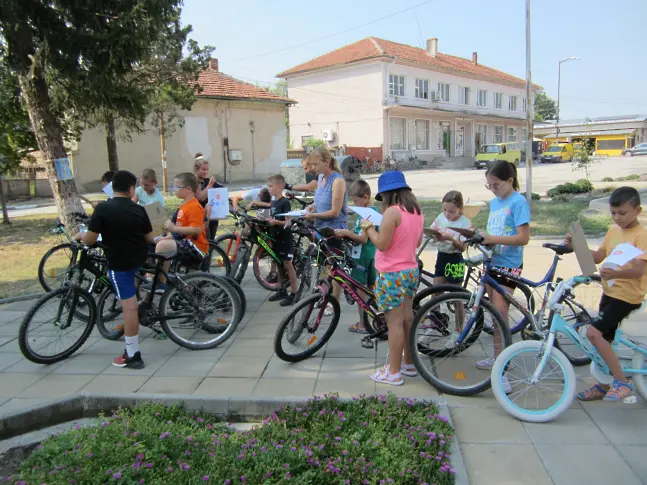 Деца от село Малчика учиха правилата за движение с велосипеди на пътя