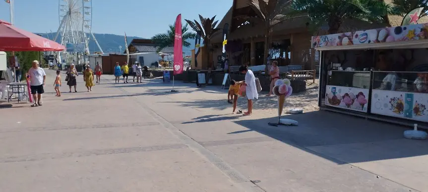 „Слънчев бряг“ АД отстрани натрупания пясък на крайбрежна алея в курорта