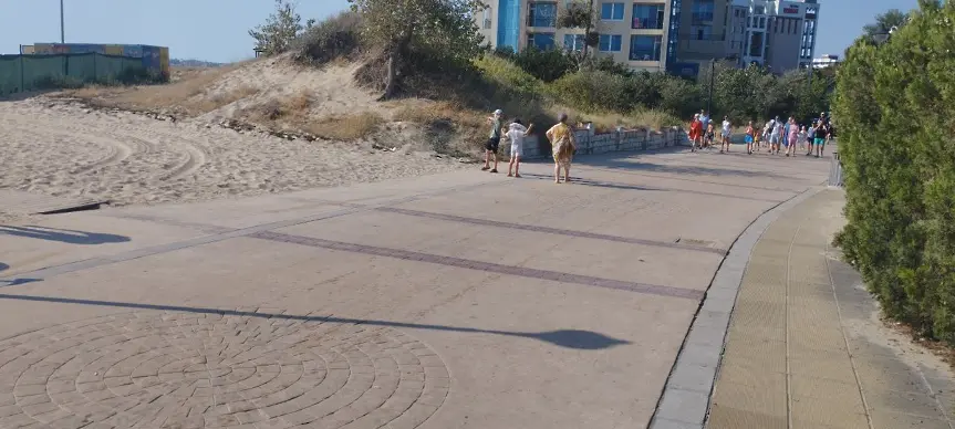 „Слънчев бряг“ АД отстрани натрупания пясък на крайбрежна алея в курорта