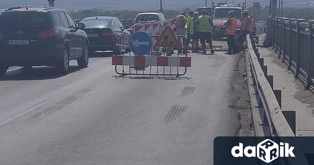 Товарен автомобил с турска регистрация блокира движението на Дунав мост
