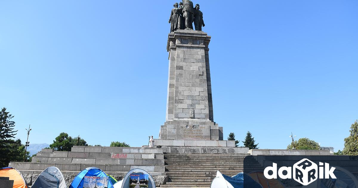 Полиция огради с кордон пространството около Паметника на съветската армия