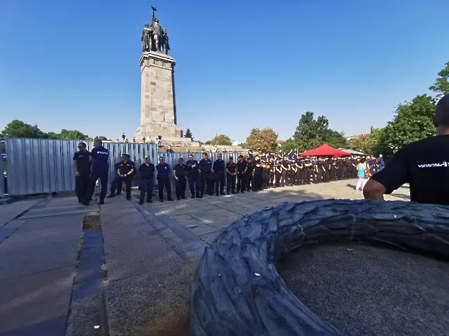 Напрежение пред Паметника на Съветската армия заради поставянето на огради (снимки)