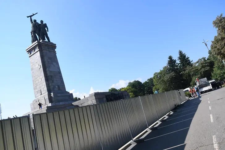 Фандъкова: Оградата около Паметника на Съветската армия ще защити гражданите от падащи плочи