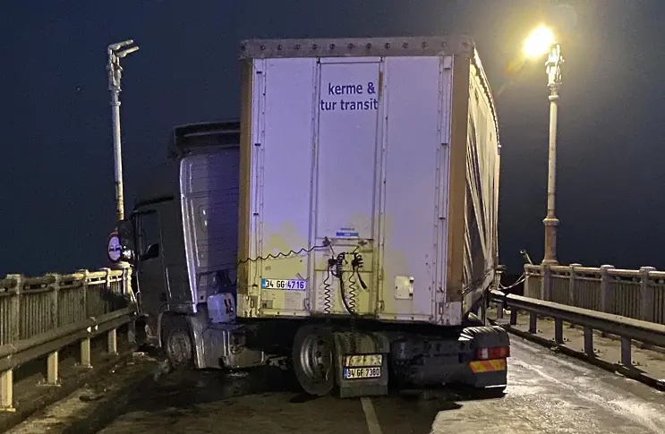 Затвориха “Дунав мост” заради инцидент с камион