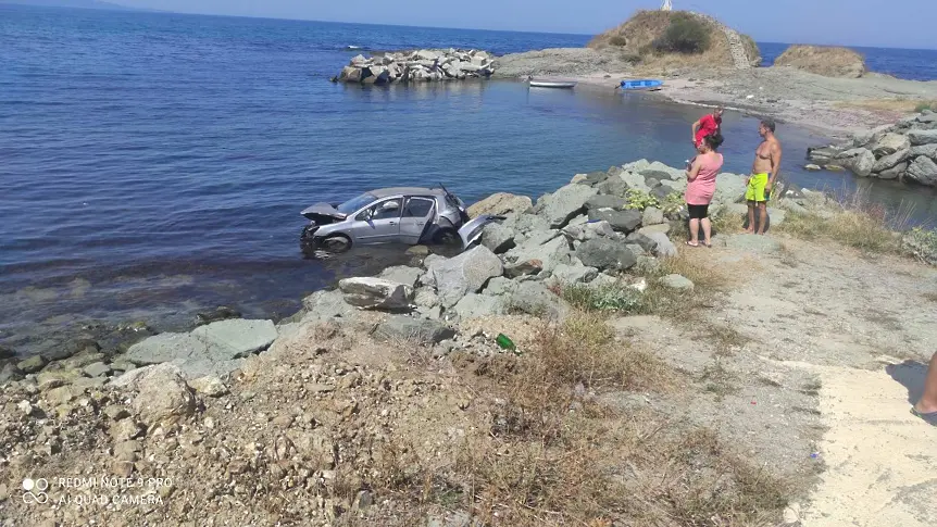 След зрелищна каскада в Лозенец: Шофьор паркира "Пежо" в морето 