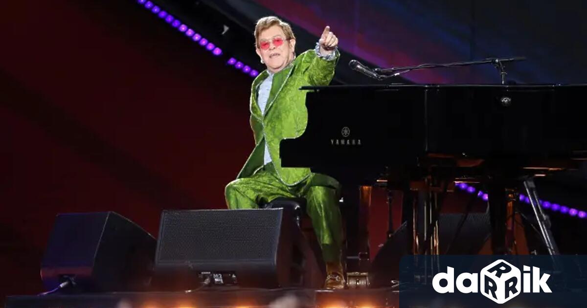 СърЕлтън Джонсе прибра у дома след като прекара нощта в