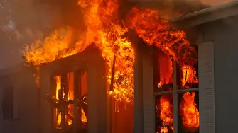 Над 63 загинали и десетки ранени при пожар в жилищна сграда в Йоханесбург (видео)