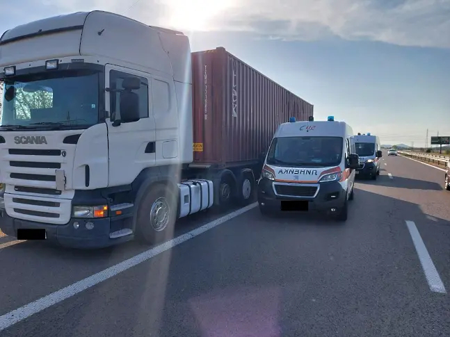 „Фолксваген“ се заби в ТИР, ранени са мъж и жена /Снимки/