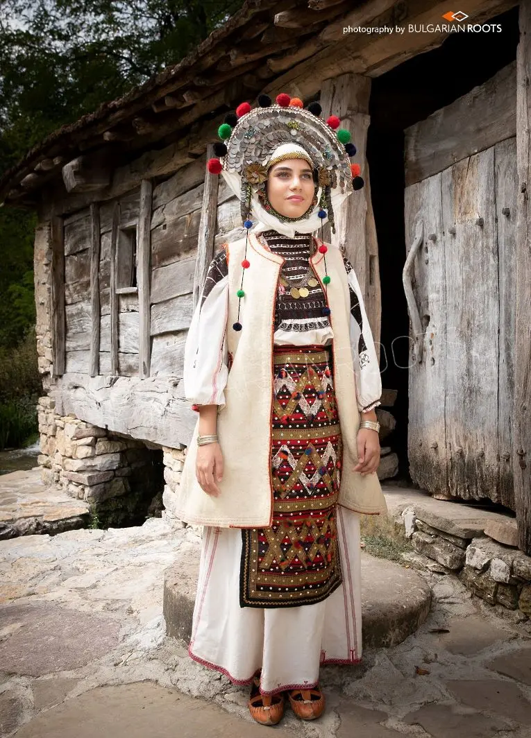Ревю спектакъл на народни костюми представят по време на Винарското изложение „Сторгозия”