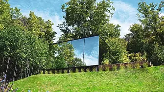 Уникална стъклена къща с площ от 18 квадрата е хит в Airbnb (видео и снимки)