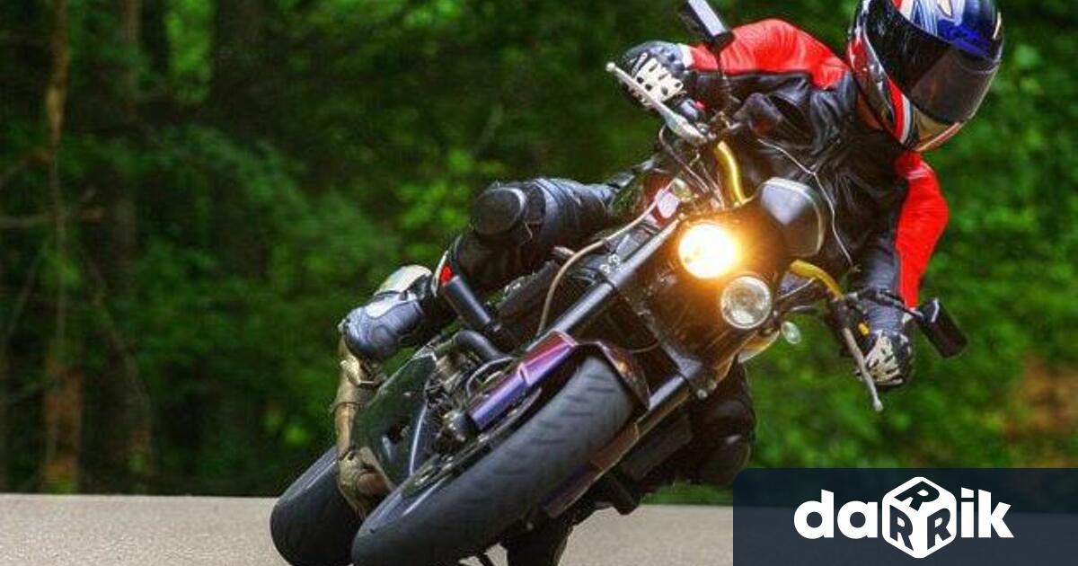 На 29 08 2023г в гр Враца автопатрул спират за проверка мотоциклет Сузуки