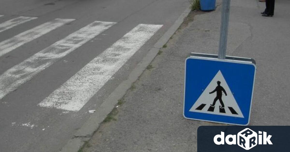 Пешеходка е в болница след пътно произшествие в Карлово На пешеходна
