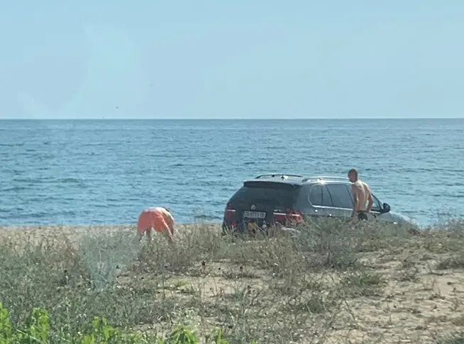 Руснак паркира върху дюните на Шофьорския плаж 