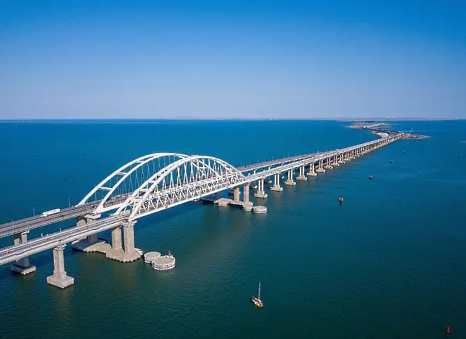 Движението по Кримския мост бе възобновено след временното му затваряне