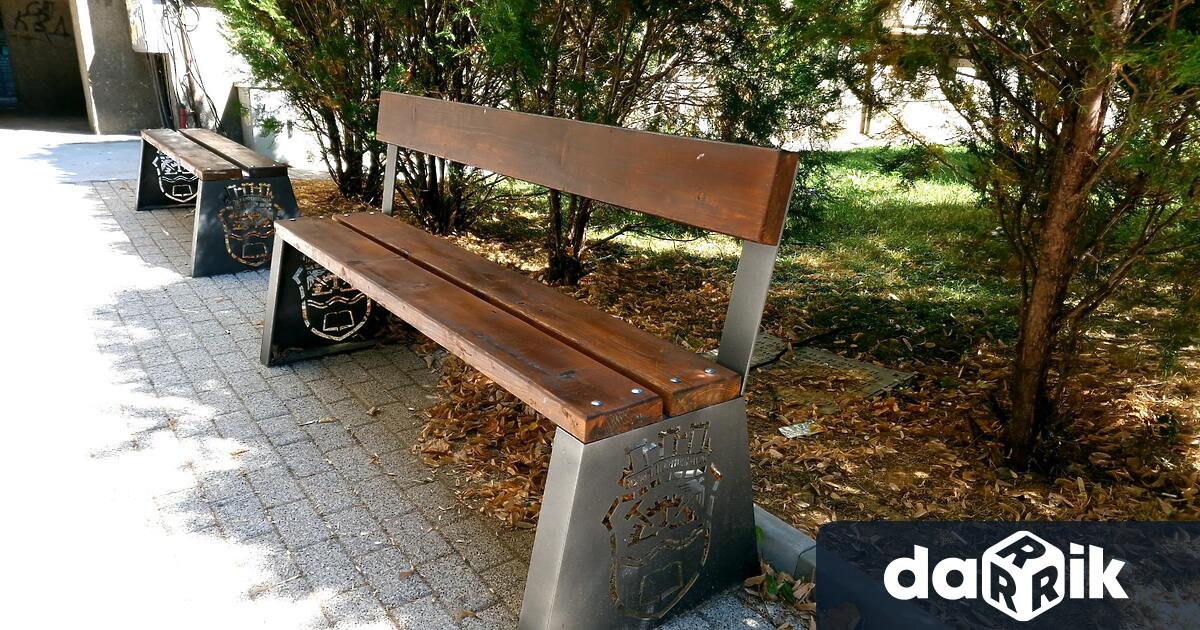 Общинско предприятие Благоустрояване“ изработи и монтира десет нови пейки, които