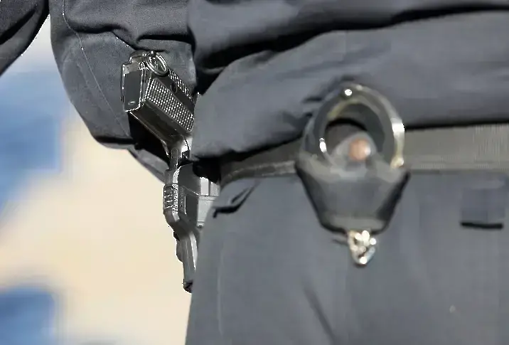 Полицаи опрели пистолет в главата на мигрант и го обрали